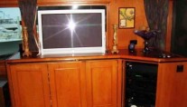 TURNIN LEFT -  TV in Salon
